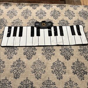 FAO Schwarz Black and White Learning Piano Mat